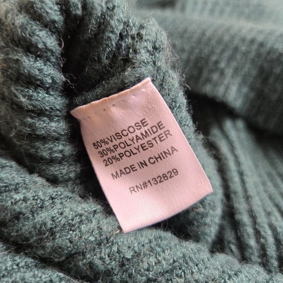 superdown Revolve Ribbed V-Neck Emerald Green Raquel Sweater Size Medium - Picture 5 of 5